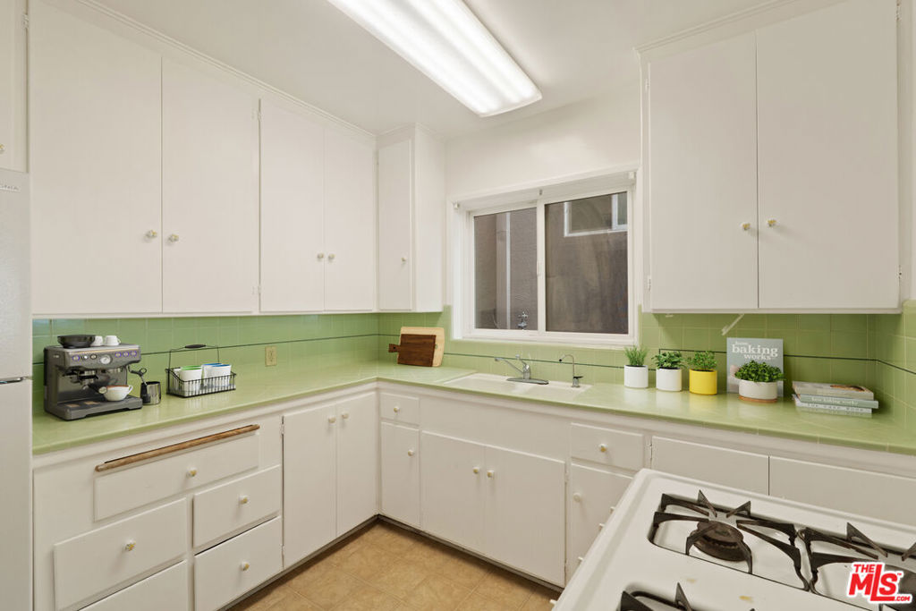 32 5th Place Property Photo 11