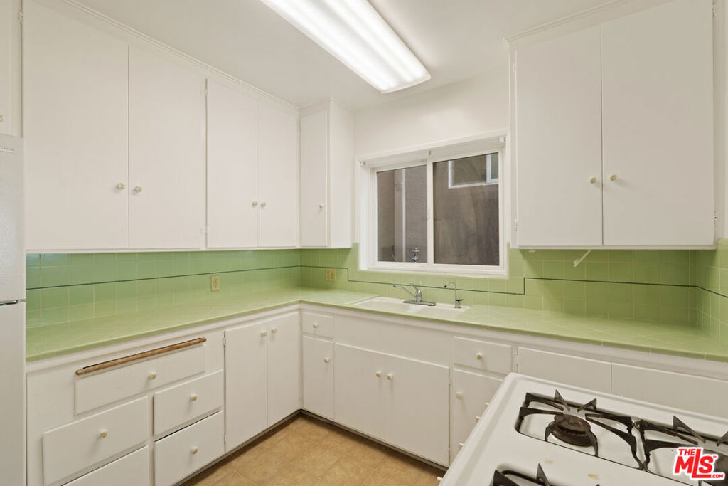 32 5th Place Property Photo 12