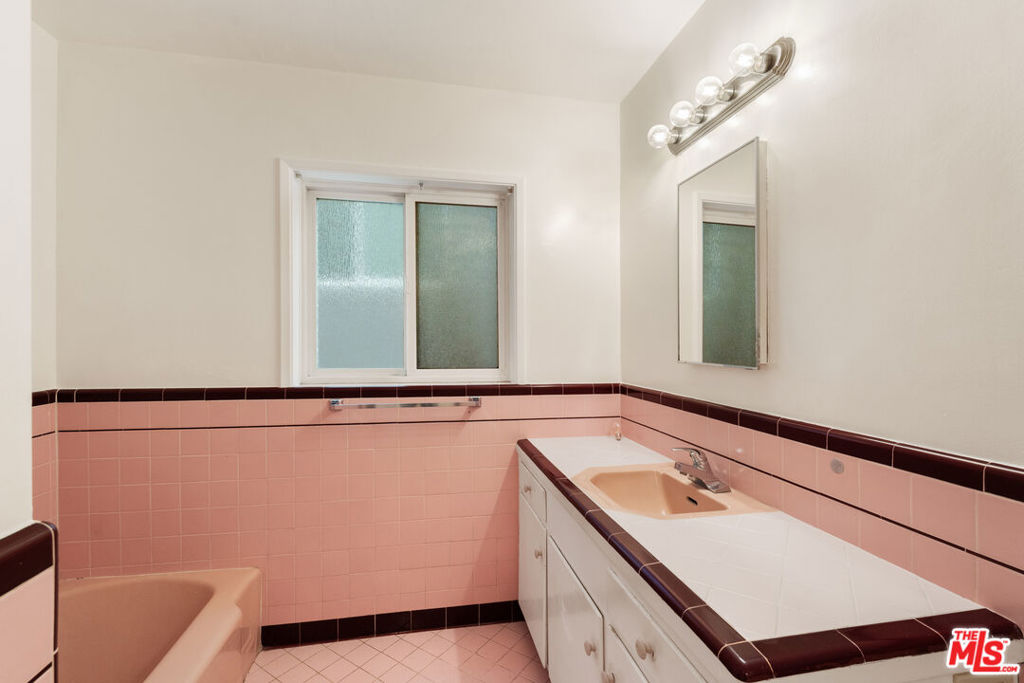 32 5th Place Property Photo 16