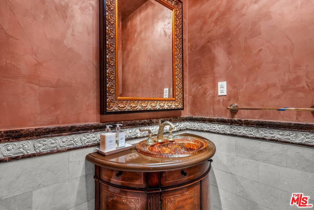 10810 Rochester Avenue Property Photo 11