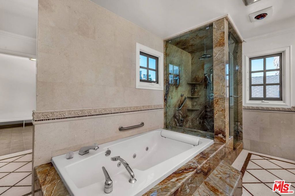 10810 Rochester Avenue Property Photo 20
