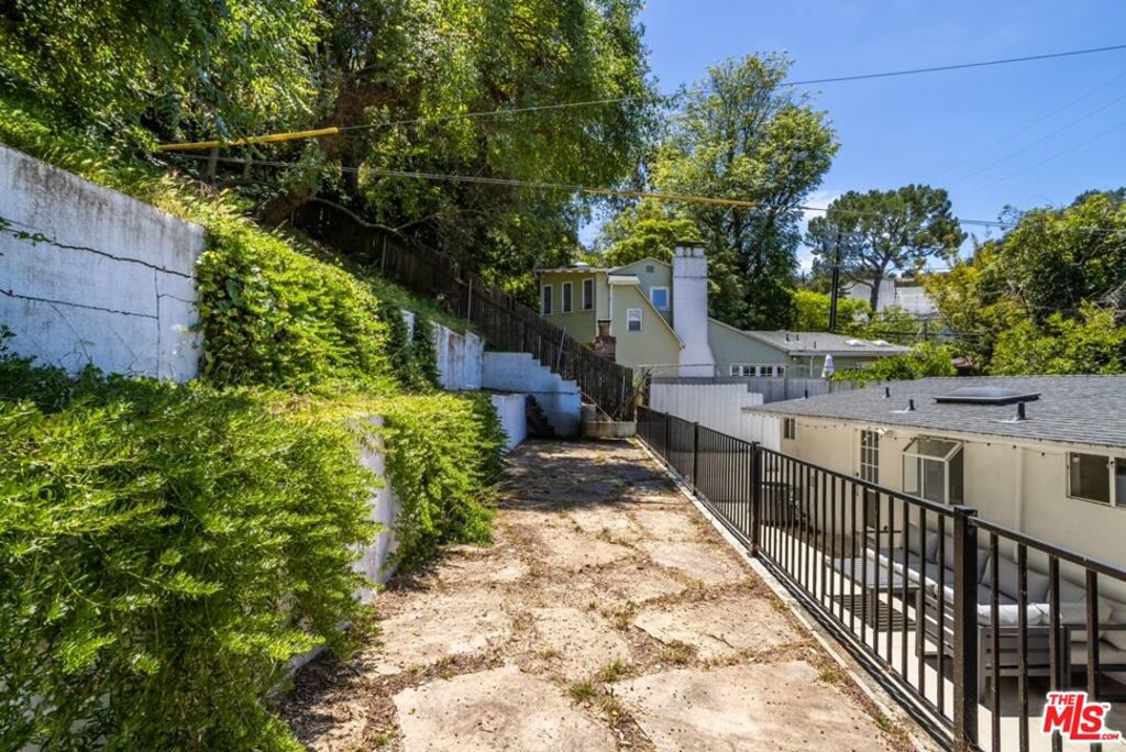 8876 Wonderland Avenue Property Photo 32