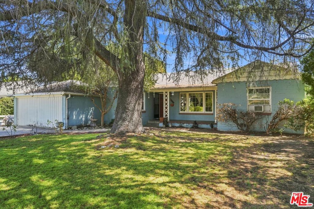 15954 Gault Street Property Photo 1