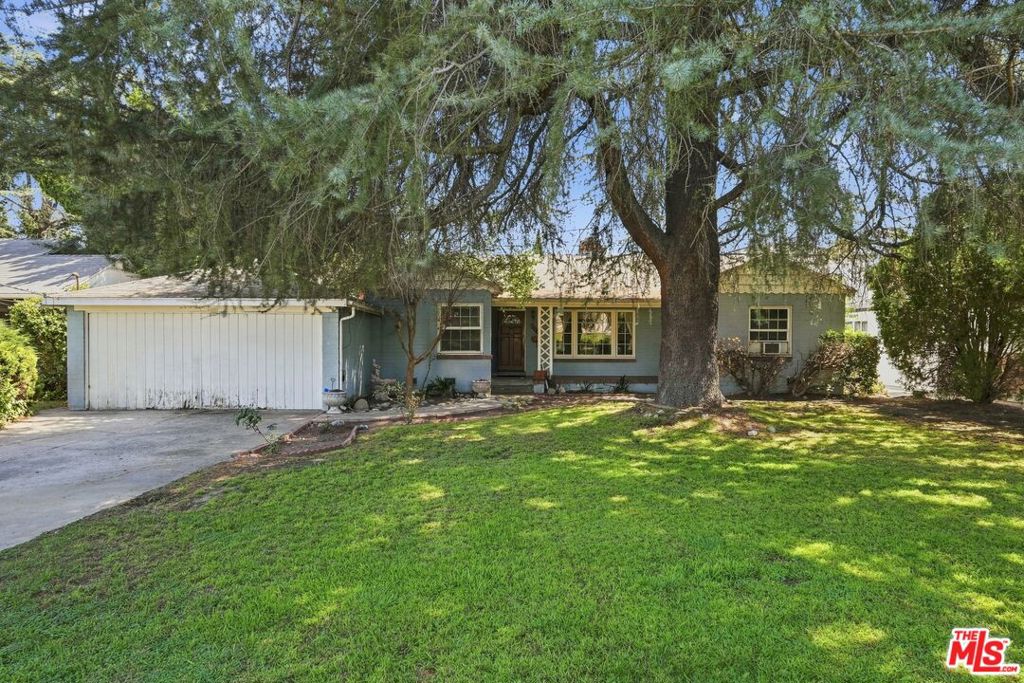 15954 Gault Street Property Photo 2