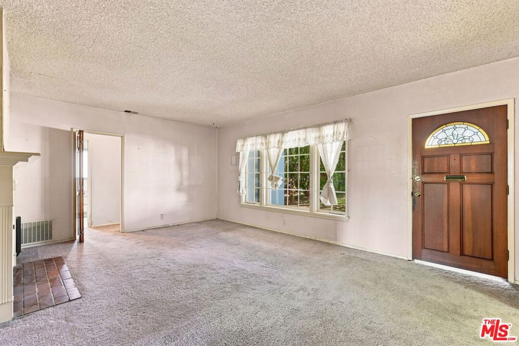 15954 Gault Street Property Photo 4