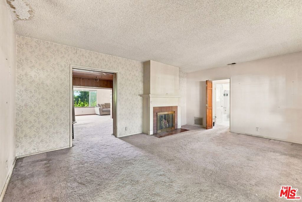 15954 Gault Street Property Photo 5