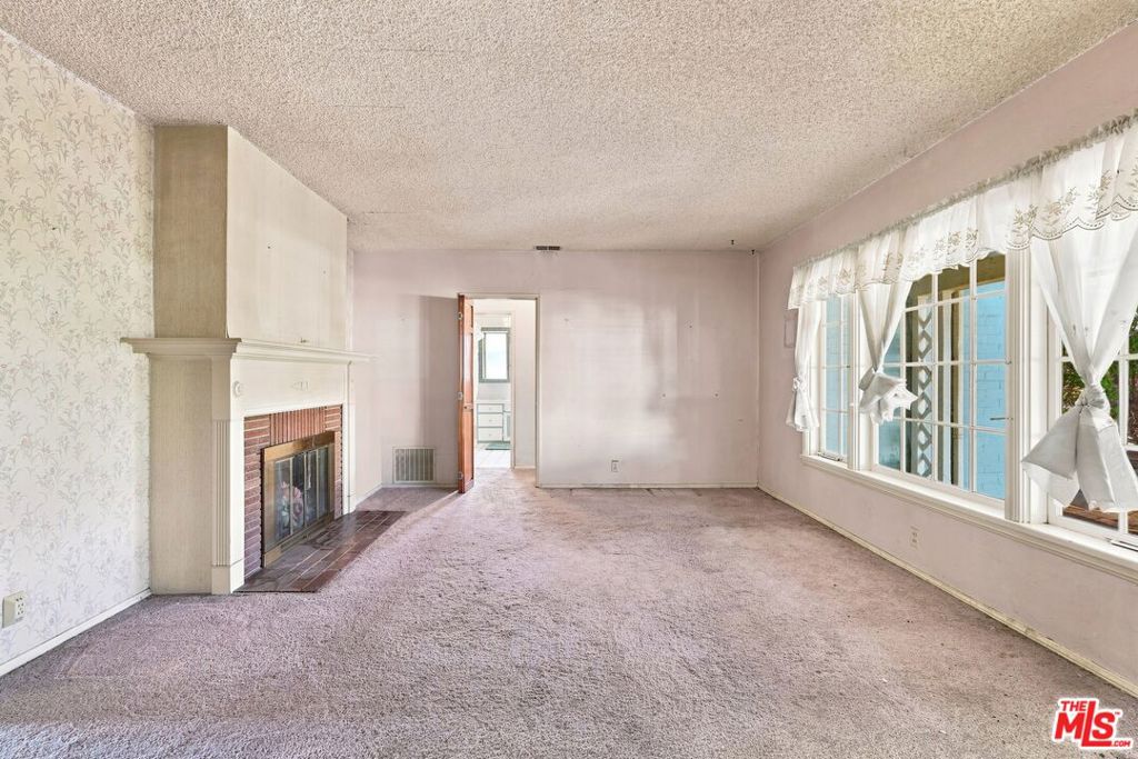 15954 Gault Street Property Photo 6