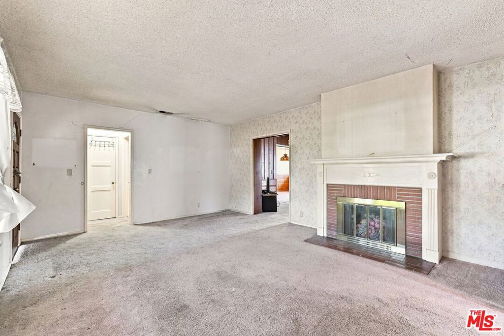 15954 Gault Street Property Photo 7