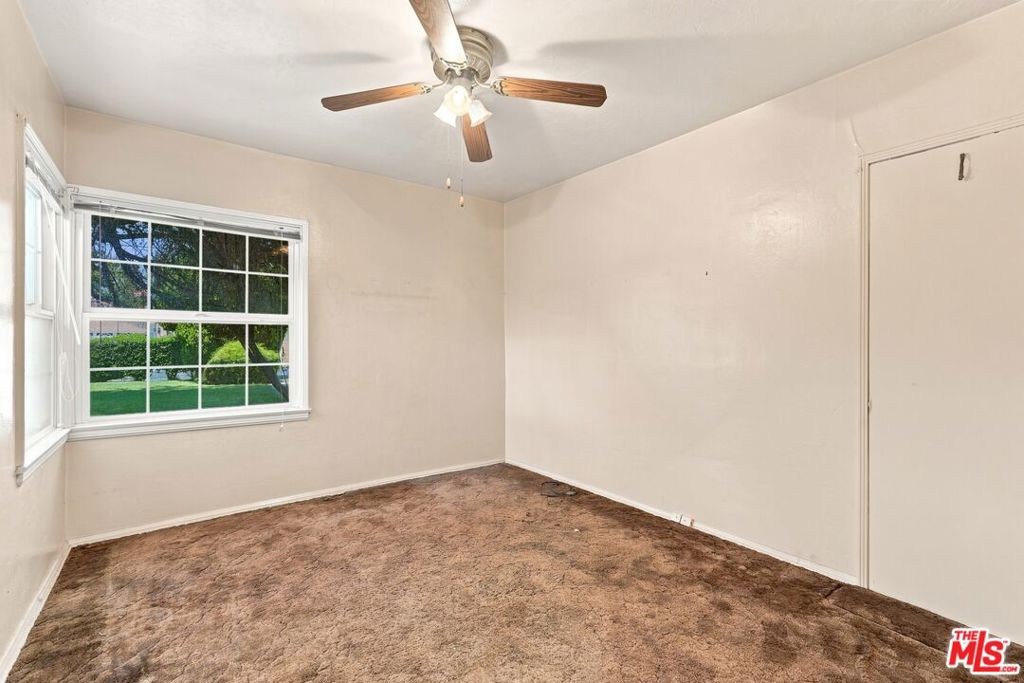 15954 Gault Street Property Photo 8