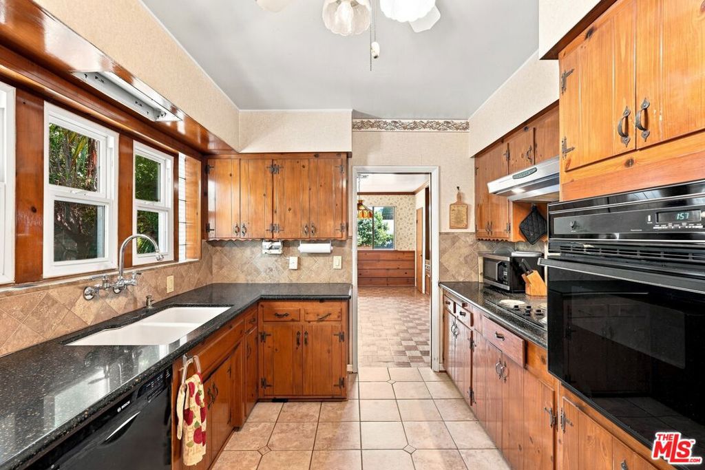 15954 Gault Street Property Photo 10