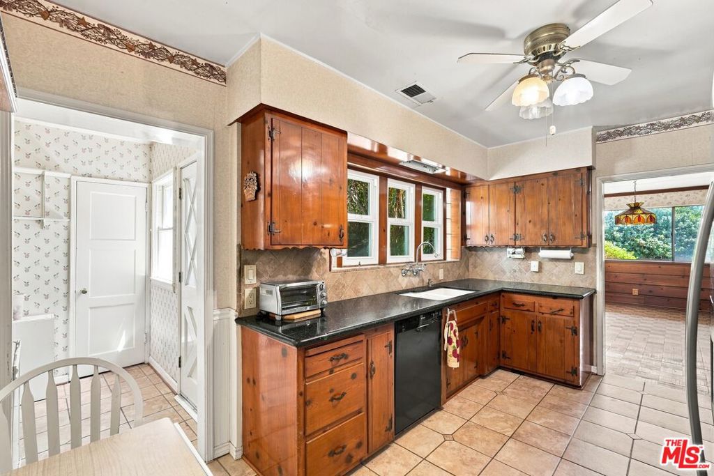 15954 Gault Street Property Photo 11