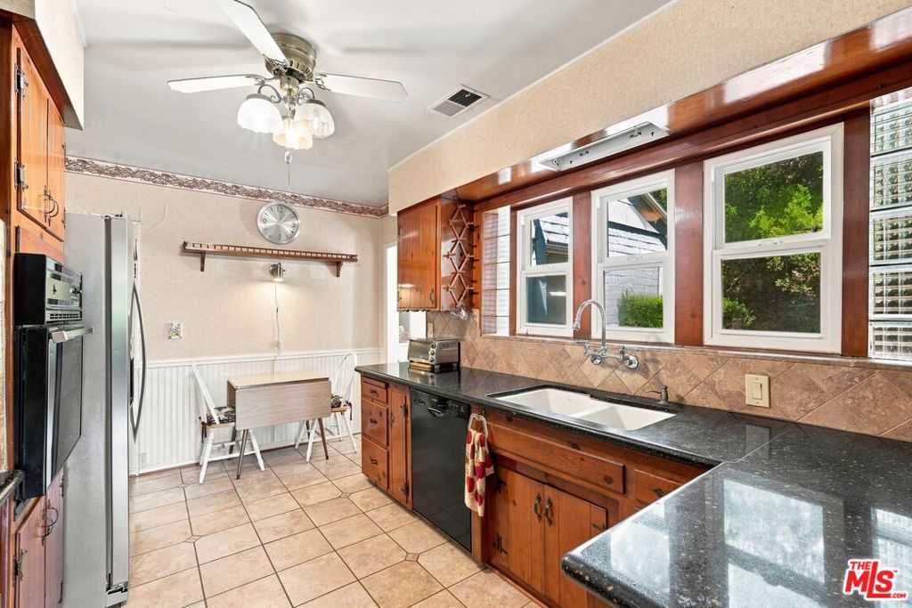 15954 Gault Street Property Photo 12