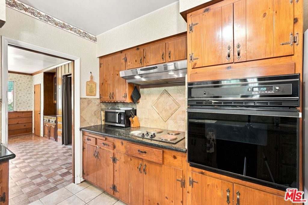 15954 Gault Street Property Photo 13