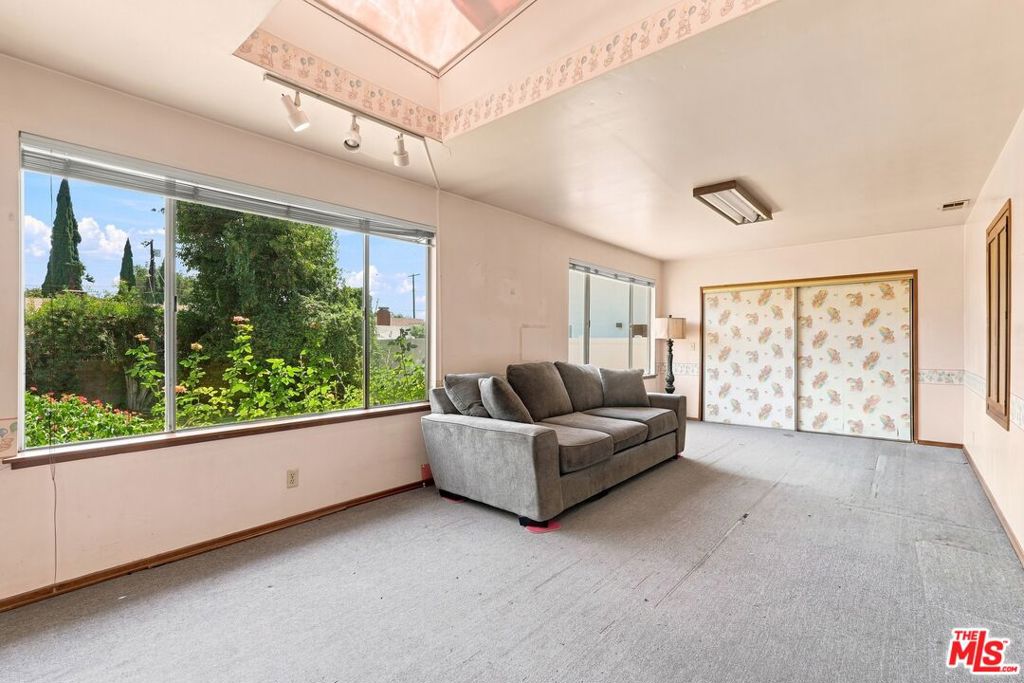 15954 Gault Street Property Photo 24