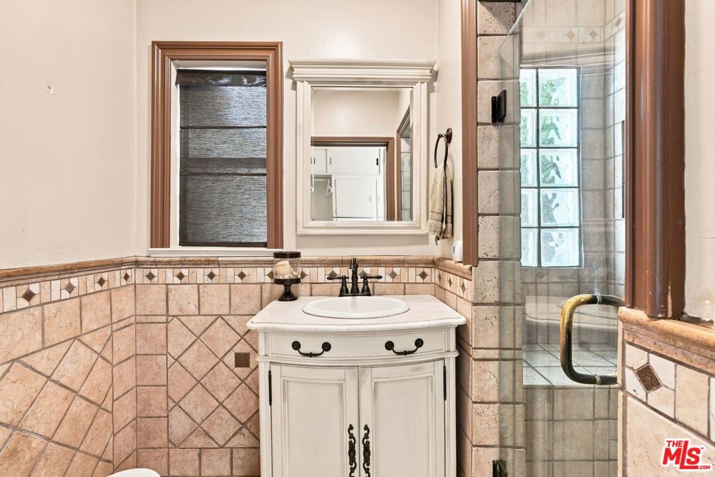 15954 Gault Street Property Photo 28