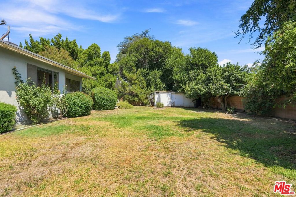 15954 Gault Street Property Photo 29
