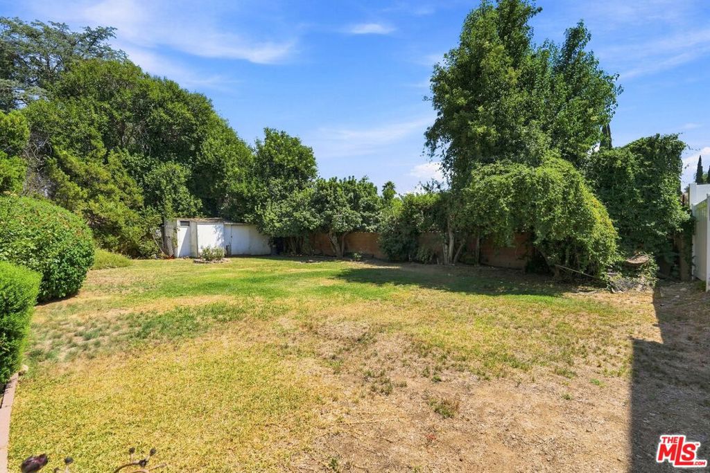 15954 Gault Street Property Photo 30