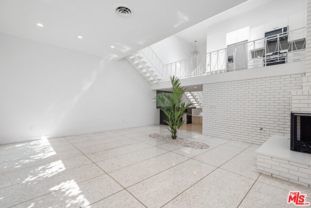 764 N Doheny Drive 2 Property Photo 4