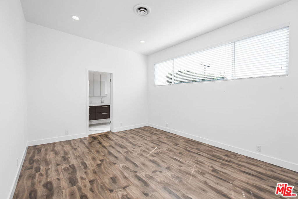 764 N Doheny Drive 2 Property Photo 9