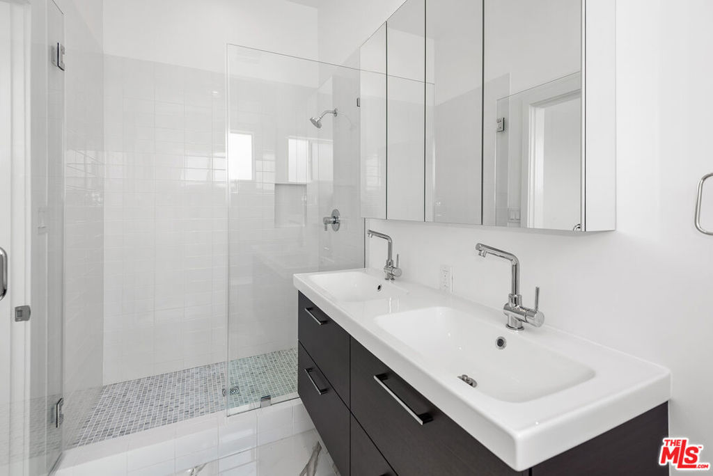 764 N Doheny Drive 2 Property Photo 11