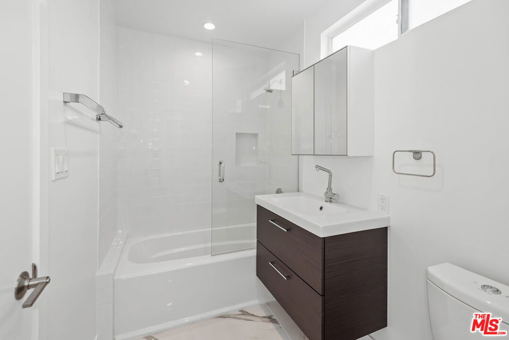 764 N Doheny Drive 2 Property Photo 13