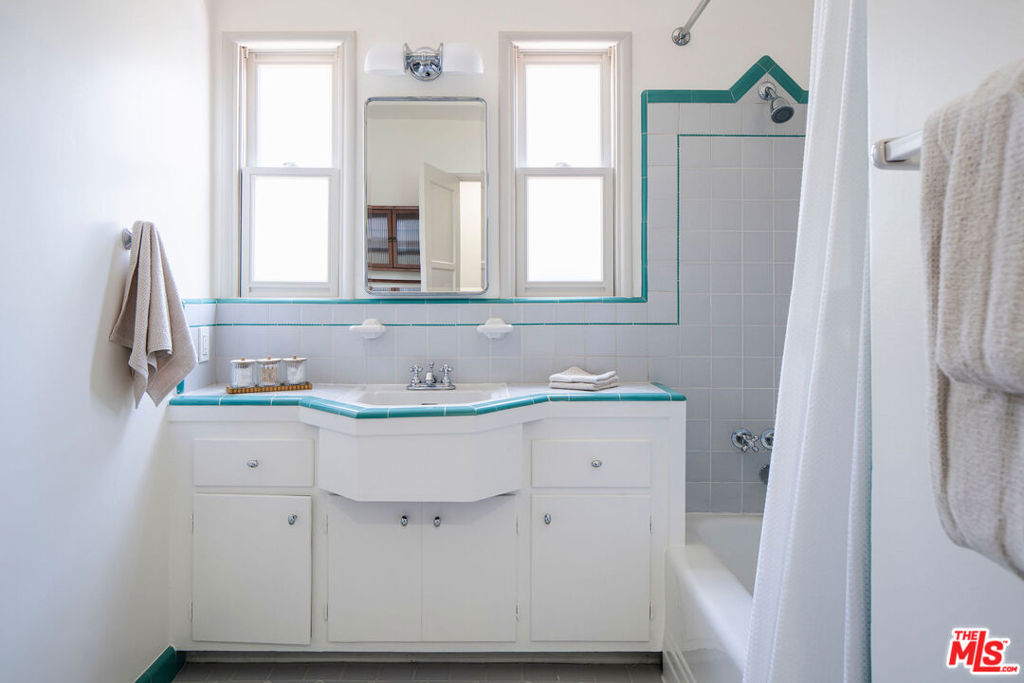 13024 Magnolia Boulevard Property Photo 12