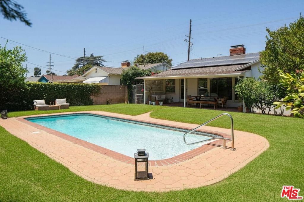 13024 Magnolia Boulevard Property Photo 18