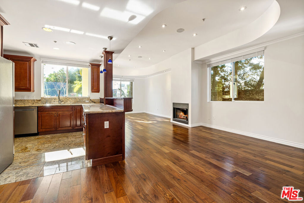 632 N Kings Road 101 Property Photo 1