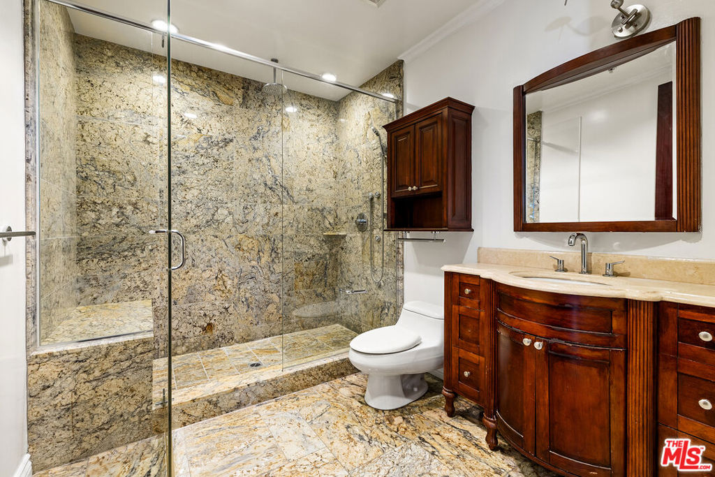 632 N Kings Road 101 Property Photo 4