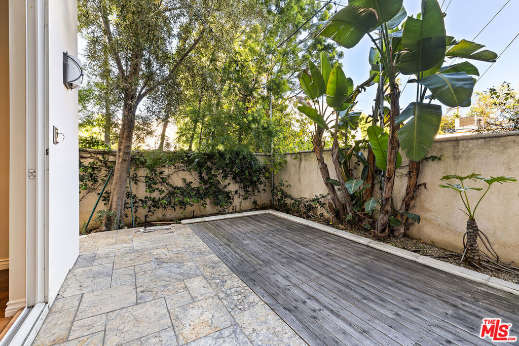 632 N Kings Road 101 Property Photo 11