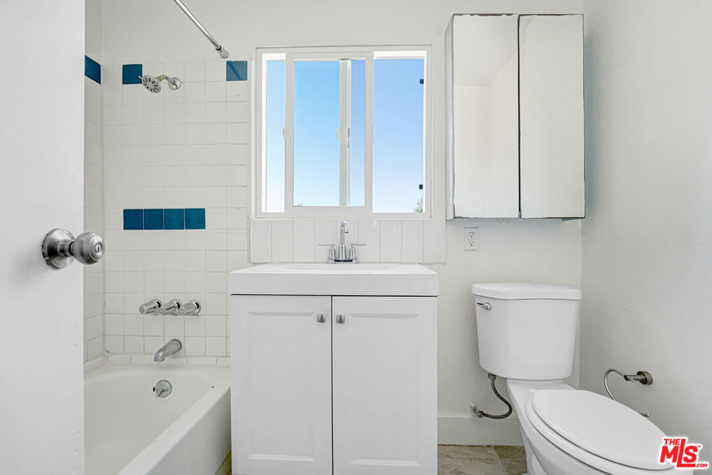 832 Hyperion Avenue Property Photo 10