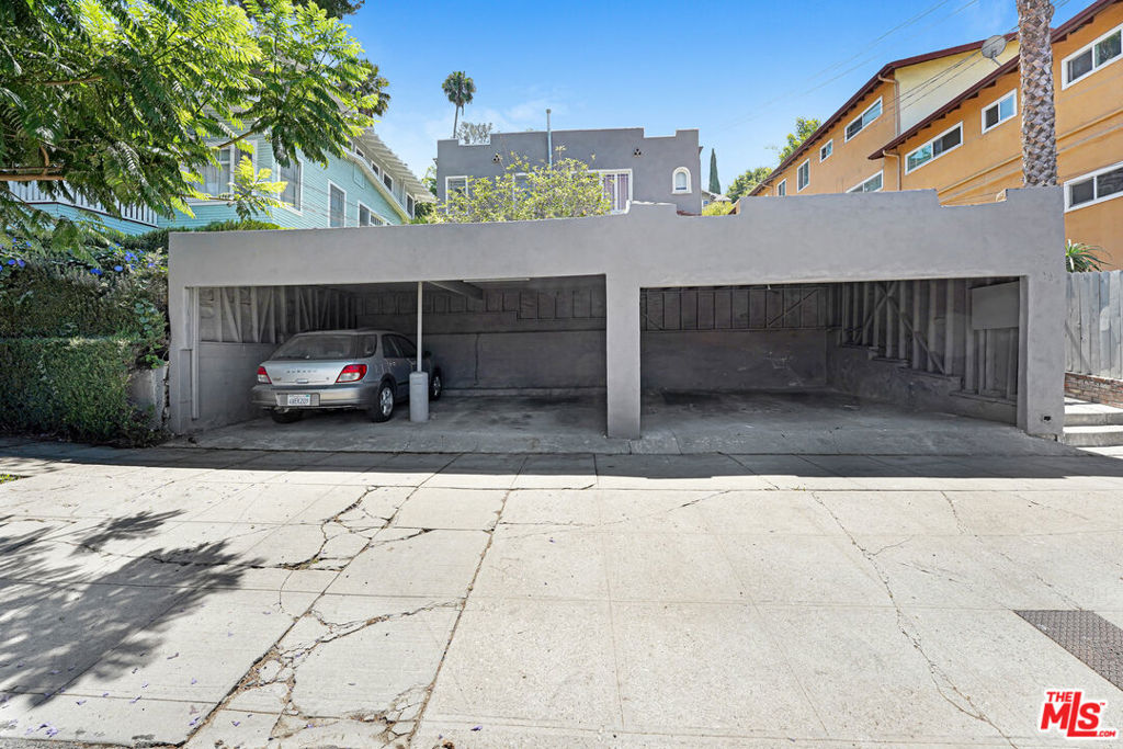 832 Hyperion Avenue Property Photo 18