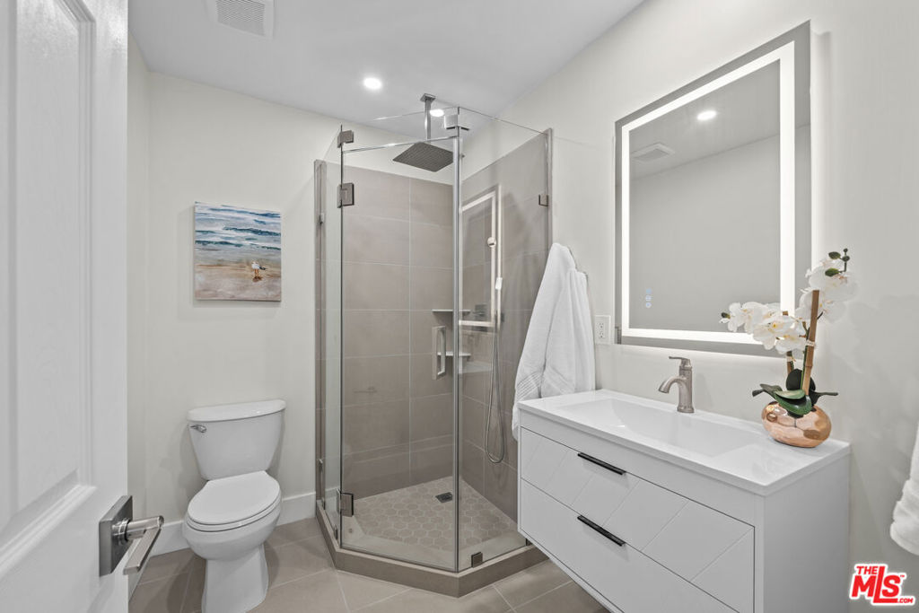 7528 Newcastle Avenue Property Photo 8