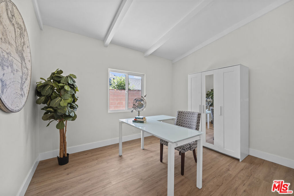 7528 Newcastle Avenue Property Photo 11