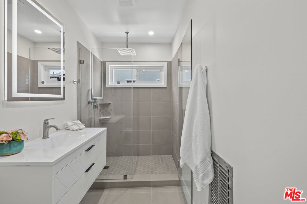 7528 Newcastle Avenue Property Photo 12