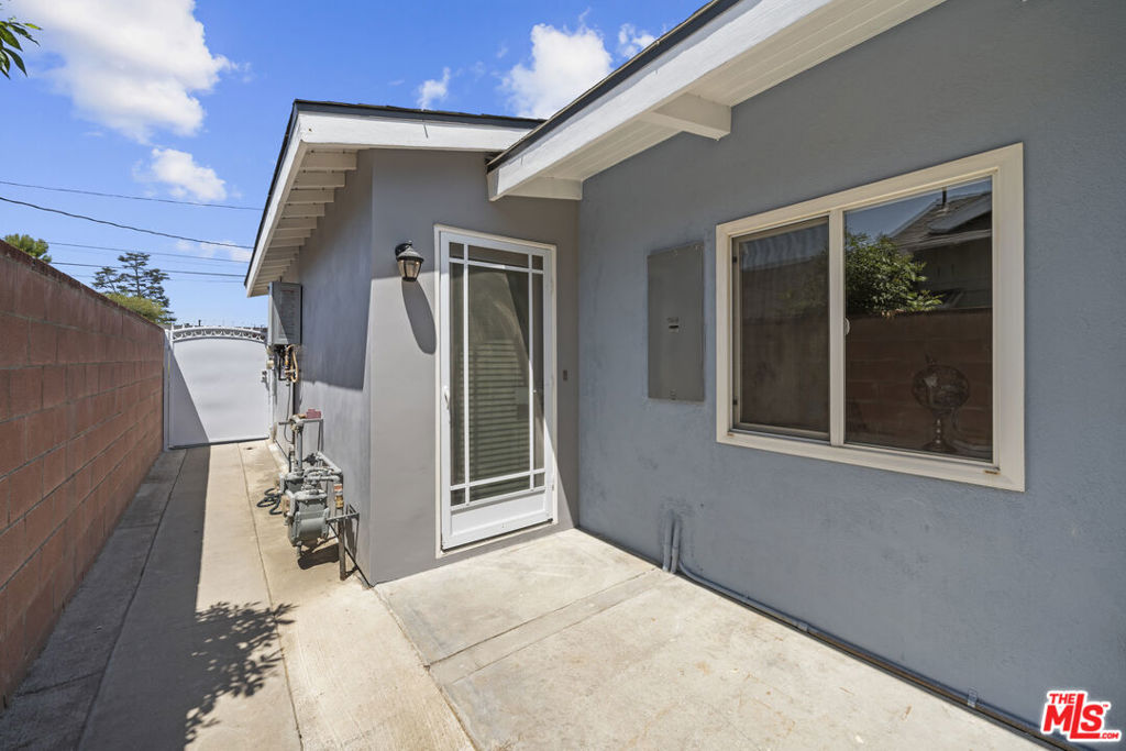 7528 Newcastle Avenue Property Photo 14