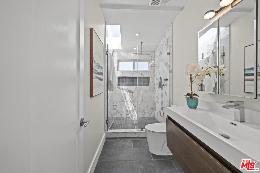 7528 Newcastle Avenue Property Photo 19