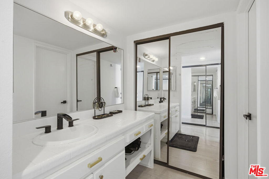 1900 Vine Street 303 Property Photo 8