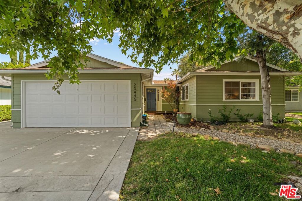 23445 Sylvan Street Property Photo 4