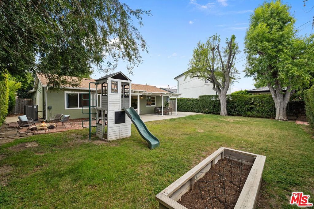 23445 Sylvan Street Property Photo 38