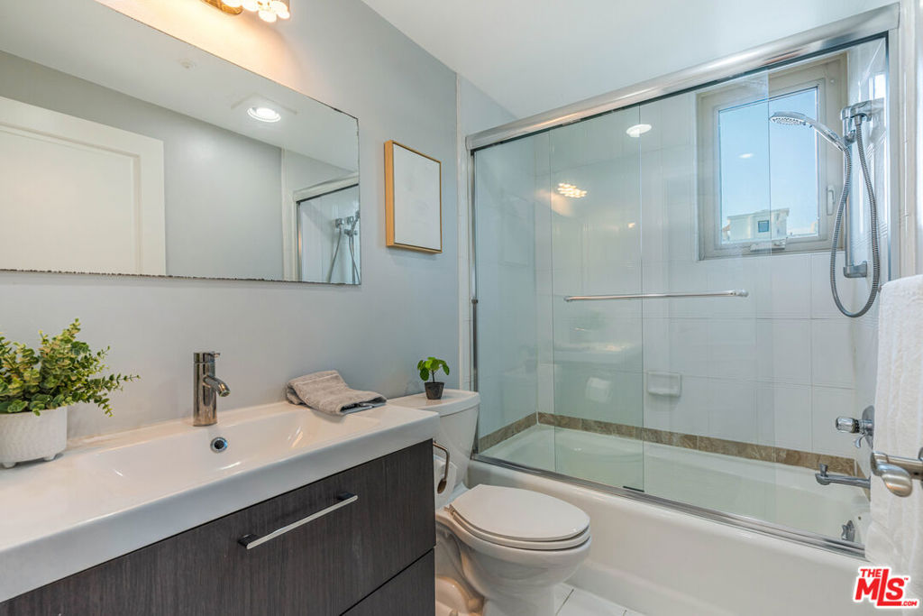 1645 Malcolm Avenue 302 Property Photo 21