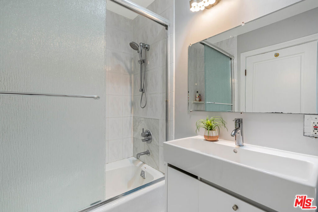 1645 Malcolm Avenue 302 Property Photo 33