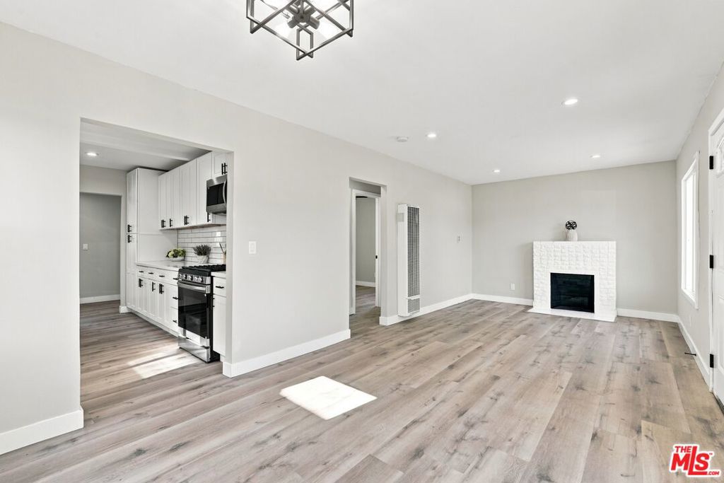 214 E 76th Place Property Photo 8
