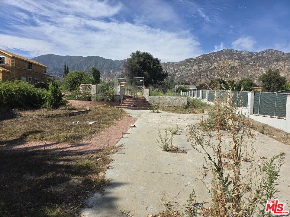 109 E Las Flores Drive Property Photo 1