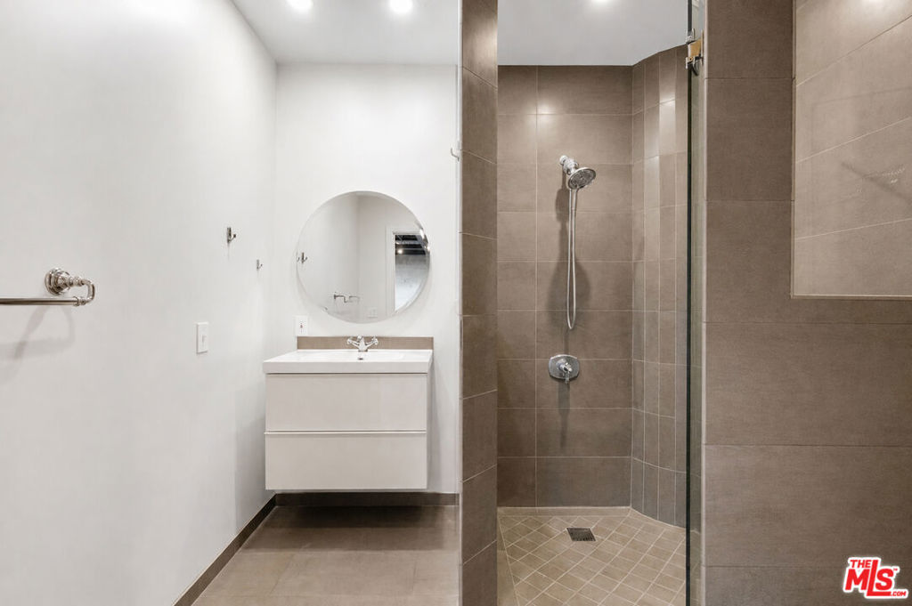 420 S San Pedro Street 106 Property Photo 6