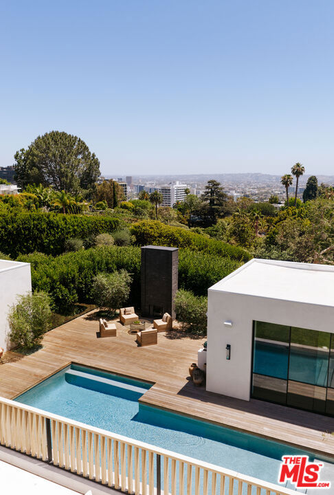 1307 N Doheny Drive Property Photo 3