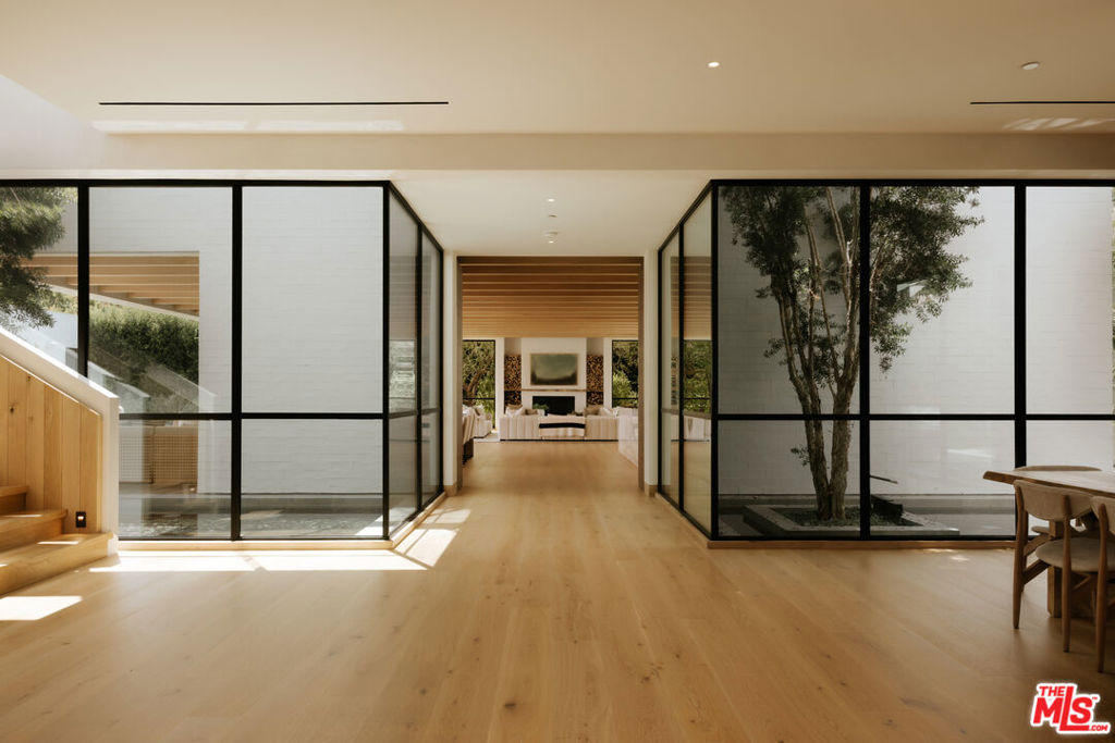 1307 N Doheny Drive Property Photo 4