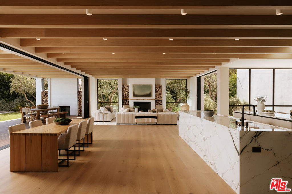 1307 N Doheny Drive Property Photo 6