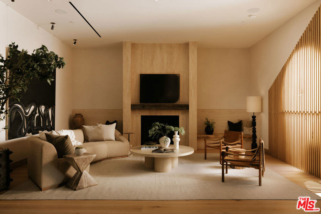 1307 N Doheny Drive Property Photo 10
