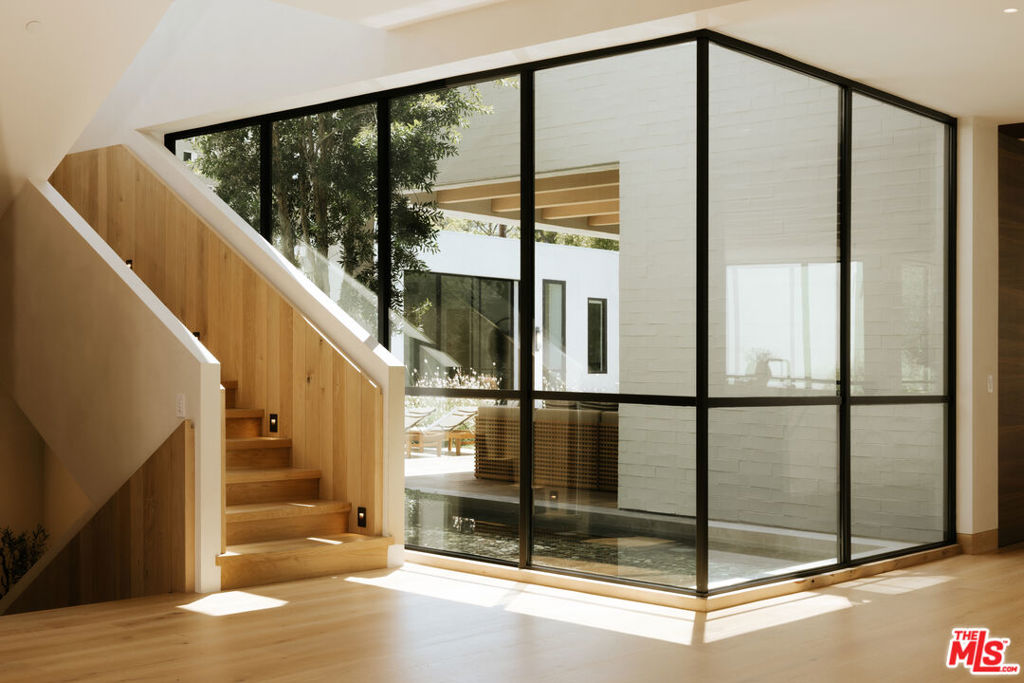1307 N Doheny Drive Property Photo 11